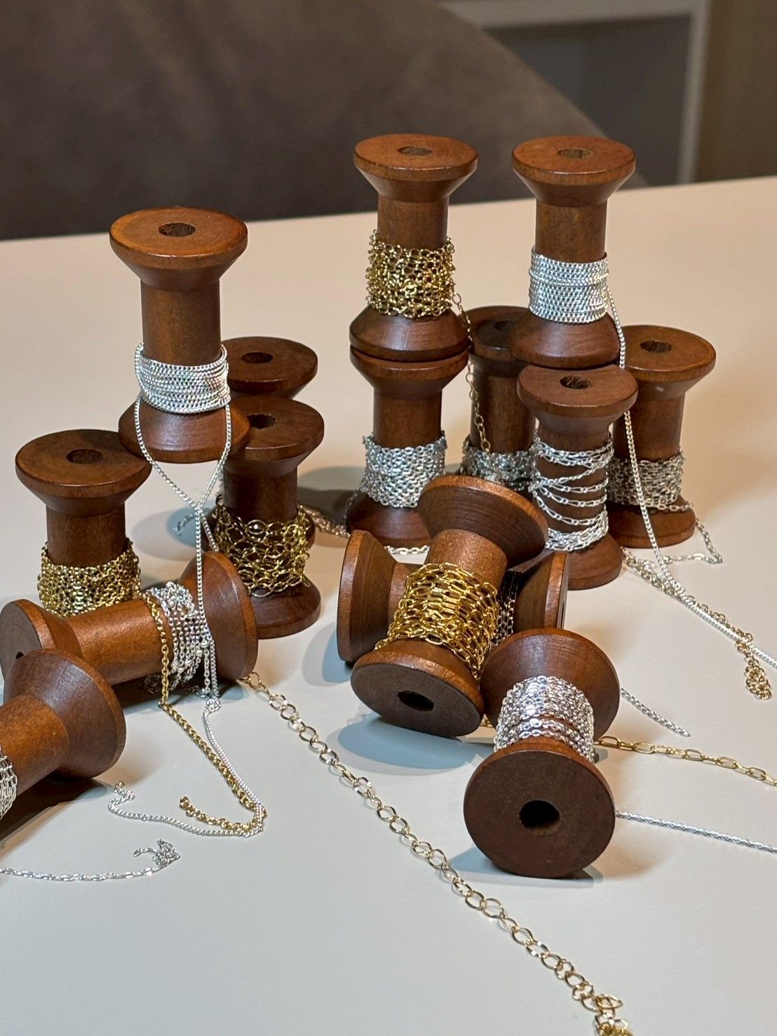 パーマネントジュエリーは、チェーンの種類や長さによって価格が異なります。
当店では、すべての料金を事前にご確認いただいたうえで施術を行っております。
初めての方も安心してお選びください。